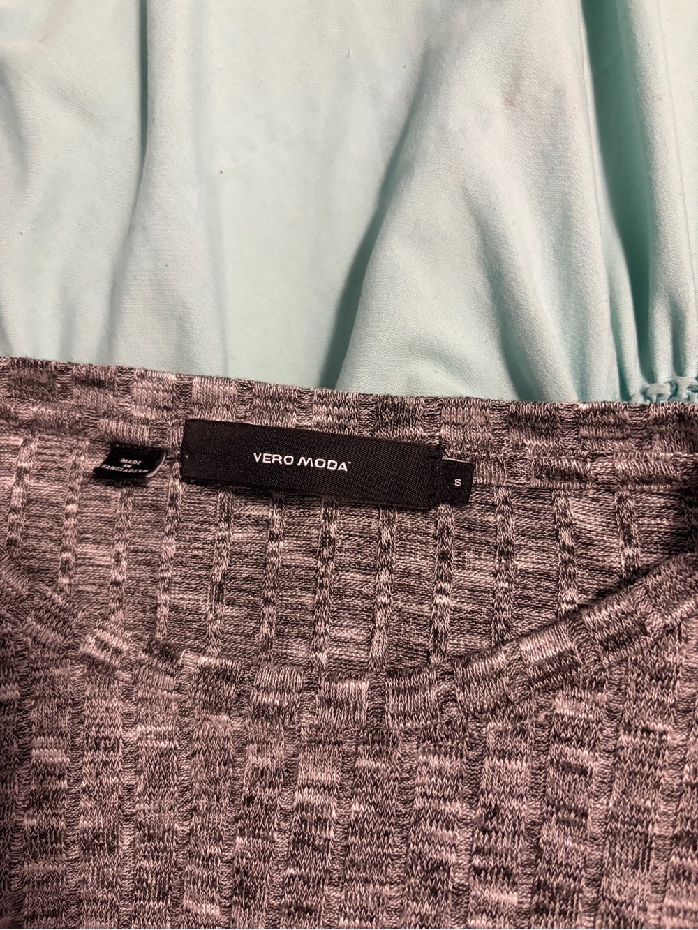 Vero Moda Heathered Gray Long Sleeve Knit Top - Picture 2 of 2